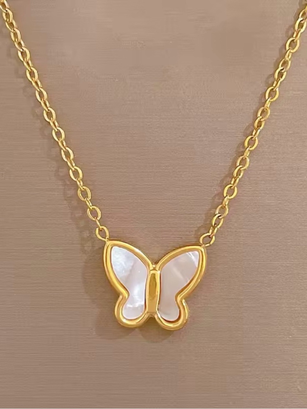 3/$40 NWT Mother of Pearl Necklace